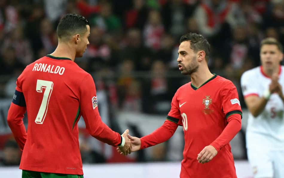 Cristiano Ronaldo e Bernardo Silva comemoram gol pela seleção portuguesa (Foto: Sergei Gapon/AFP)