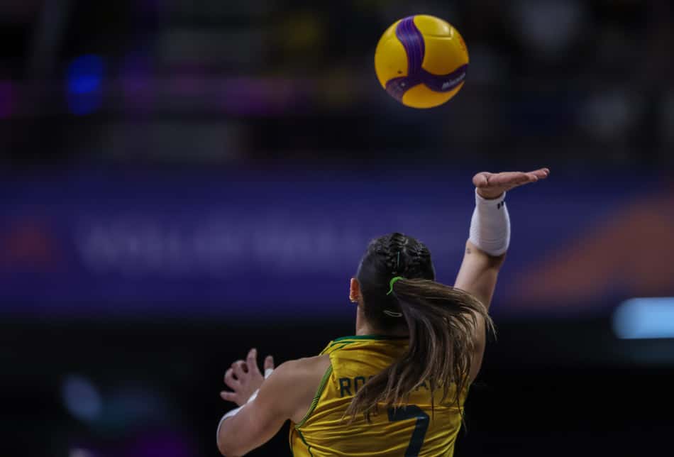 Rosamaria saca em Brasil x República Dominicana pela VNL 2026 (Foto: Patricy Albuquerque/CBV)