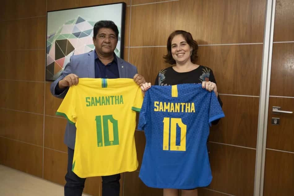 Samantha Longo ao lado do ex-presidente da CBF, Ednaldo Rodrigues