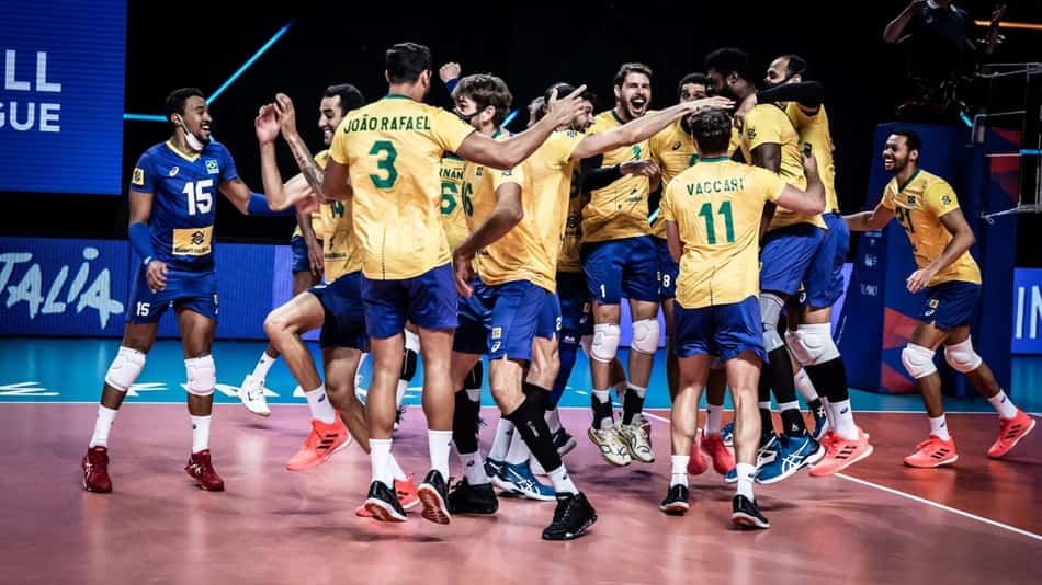 Jogadores da Seleção Brasileira comemoram título da VNL (Foto: Divulgação/FIVB)