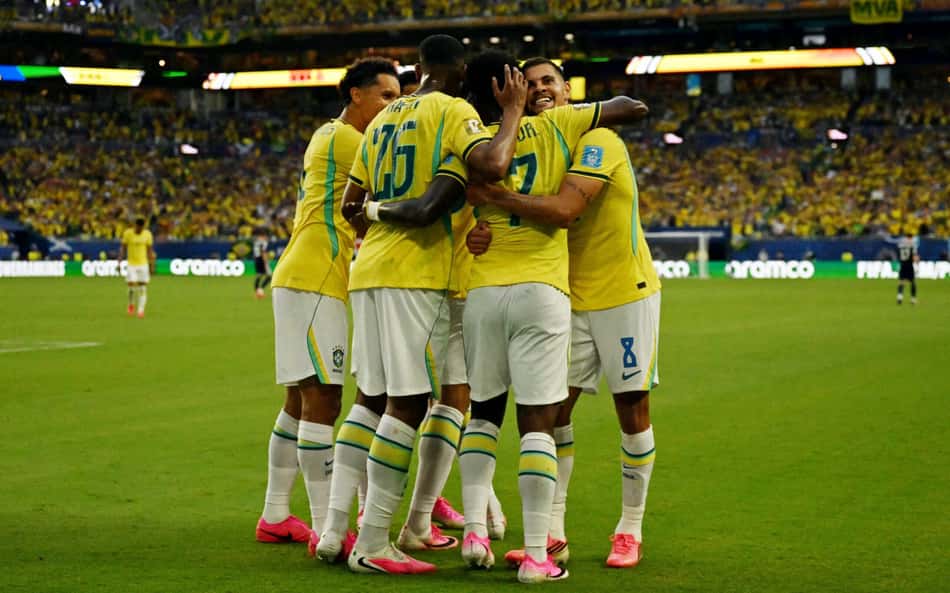 Jogadores da Seleção Brasileira comemoram gol contra a Escócia na Copa do Mundo