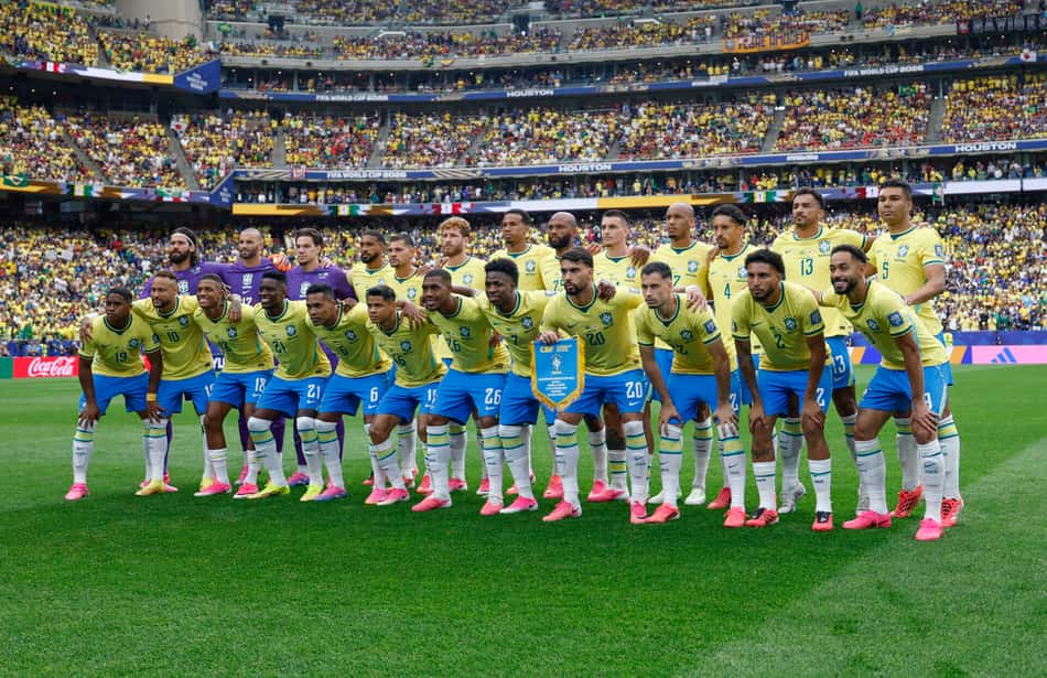 Seleção posada antes do jogo contra o Japão