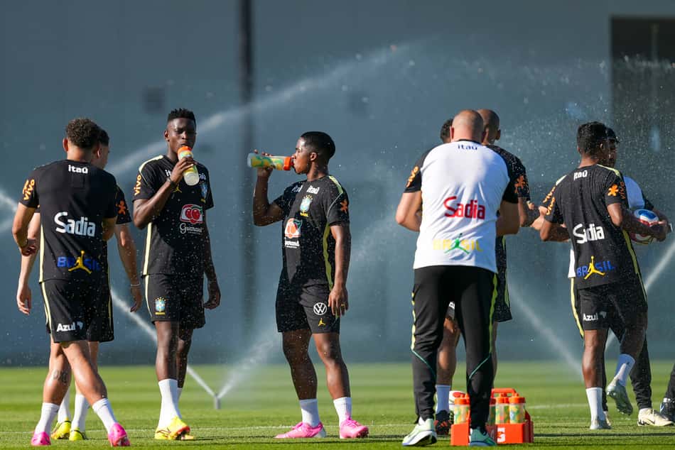 Jogadores se hidratam durante treino da Seleção no Estados Unidos. Calor nesta época de Copa do Mundo é intenso