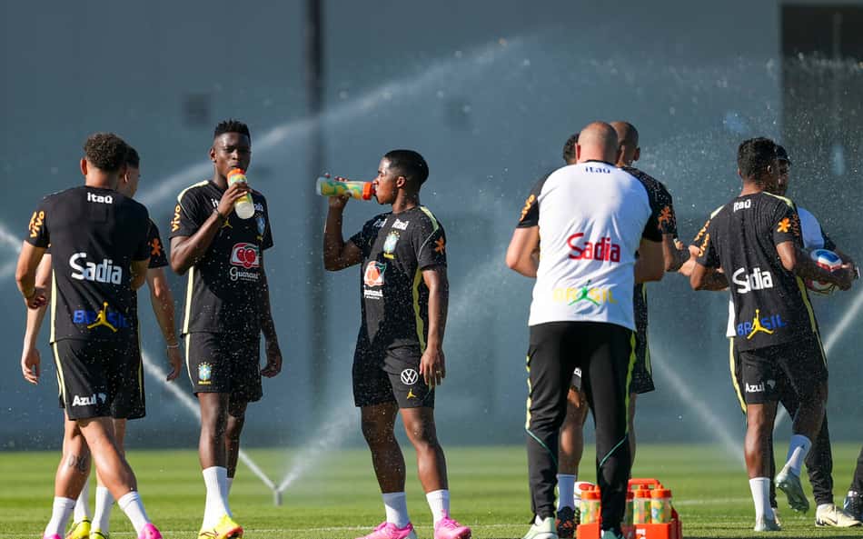 Jogadores se hidratam durante treino da Seleção no Estados Unidos. Calor nesta época de Copa do Mundo é intenso