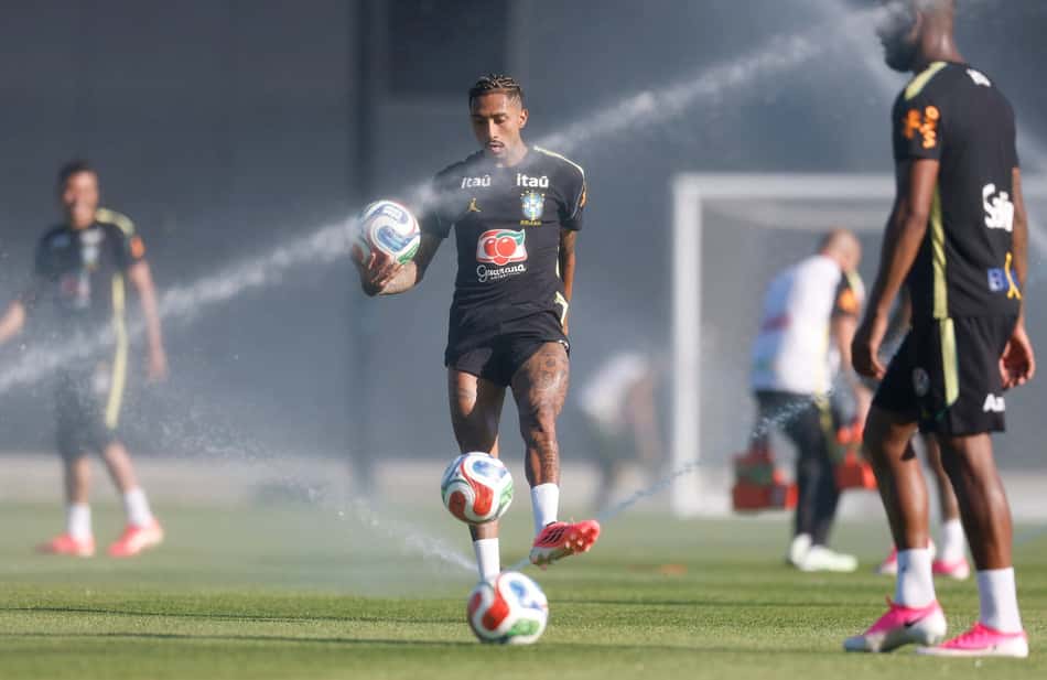 Raphinha aproveita água da irrigação do gramado para se refrescar; calor na Copa do Mundo deverá ser intenso
