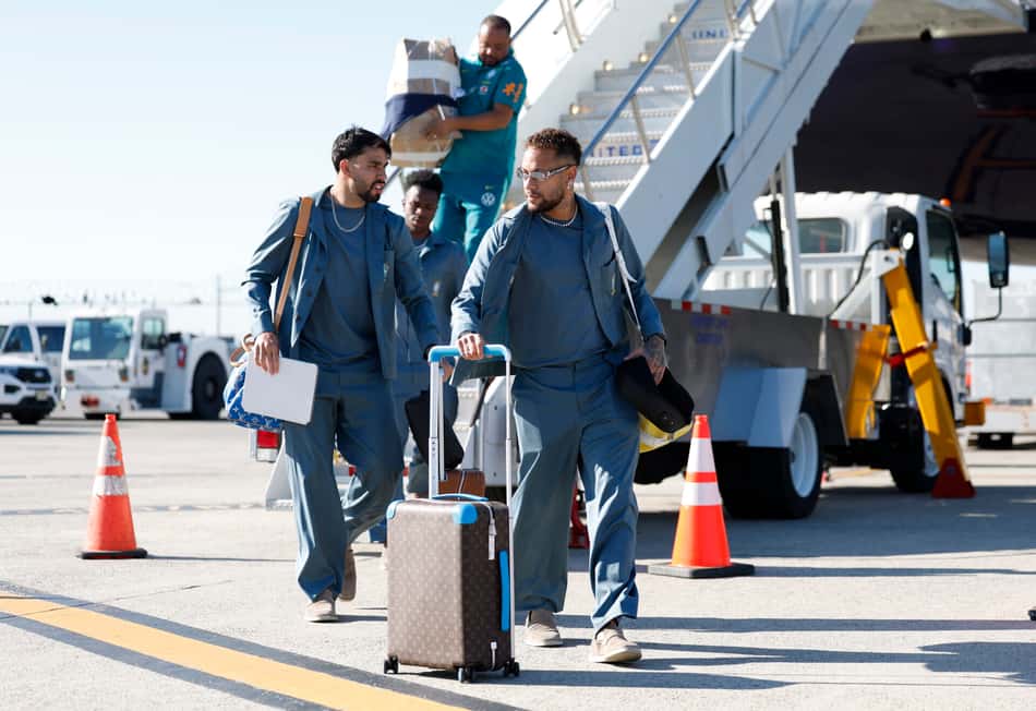 Neymar desembarca do avião nos Estados Unidos