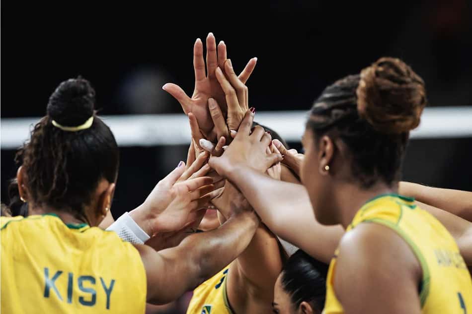 Jogadoras da seleção feminina de vôlei comemoram durante jogo da VNL