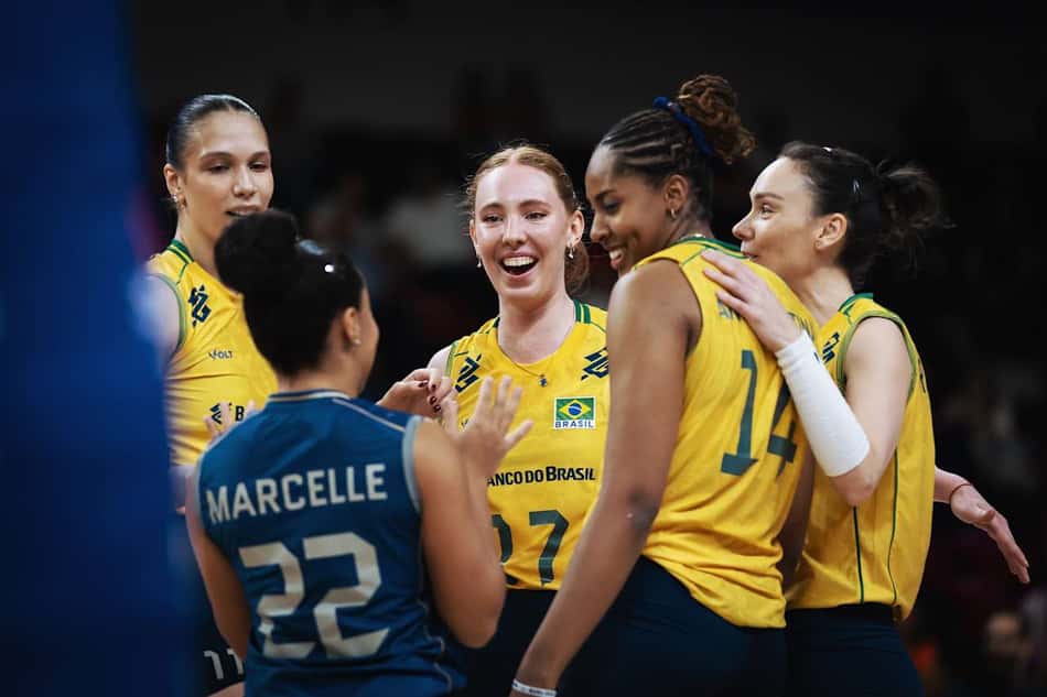 Jogadoras da seleção feminina de vôlei durante a vitória sobre a China na VNL