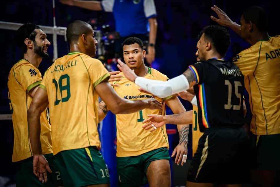 Jogadores da seleção brasileira se cumprimentam durante jogo com a Itália pela VNL