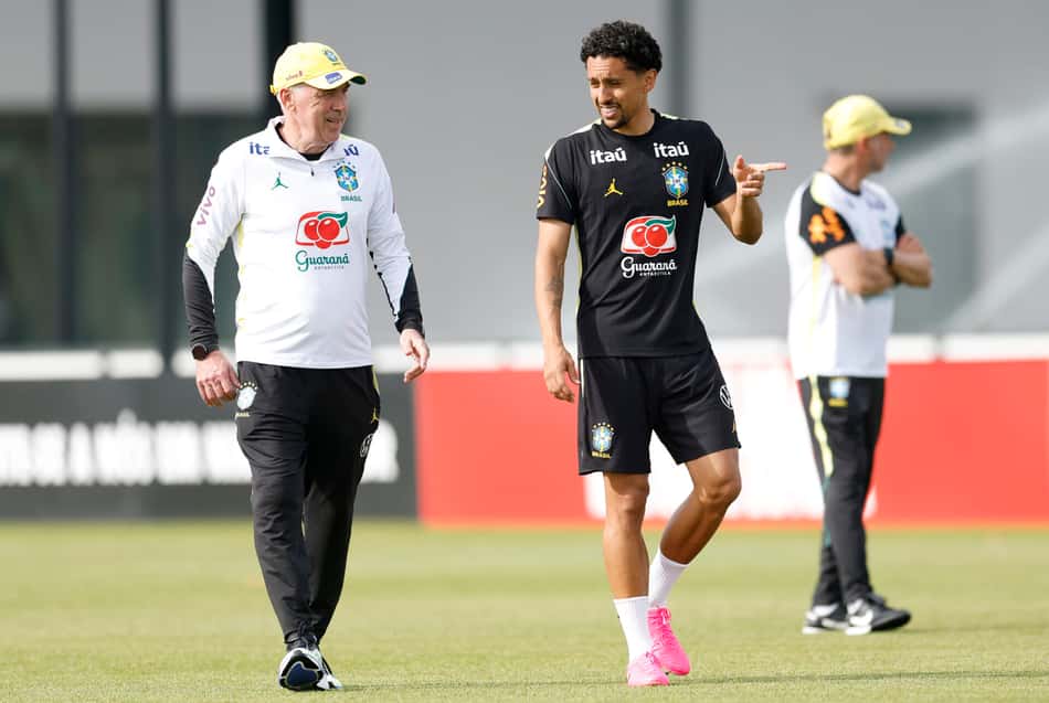 Ancelotti conversa com Marquinhos durante treino da Seleção (Foto: Rafael Ribeiro / CBF)