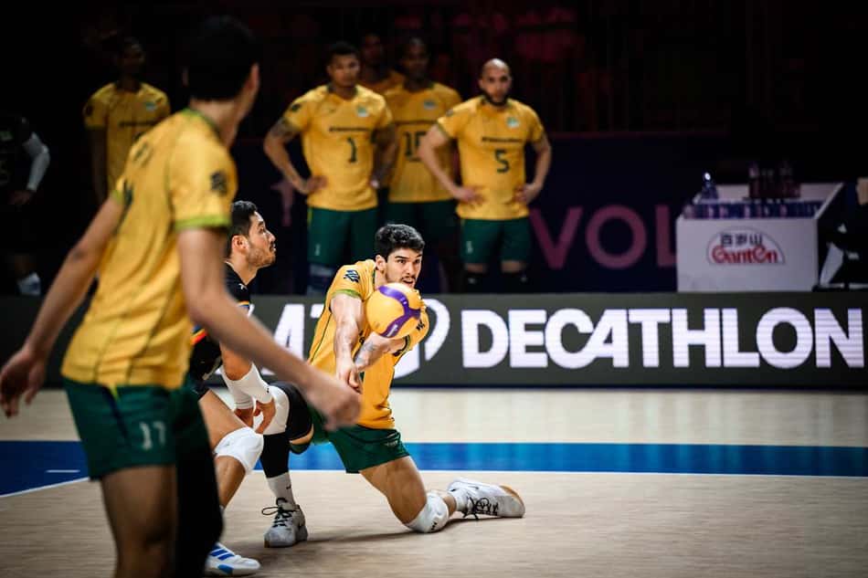 O ponteiro Honorato na defesa durante Brasil x Eslovênia pela VNL