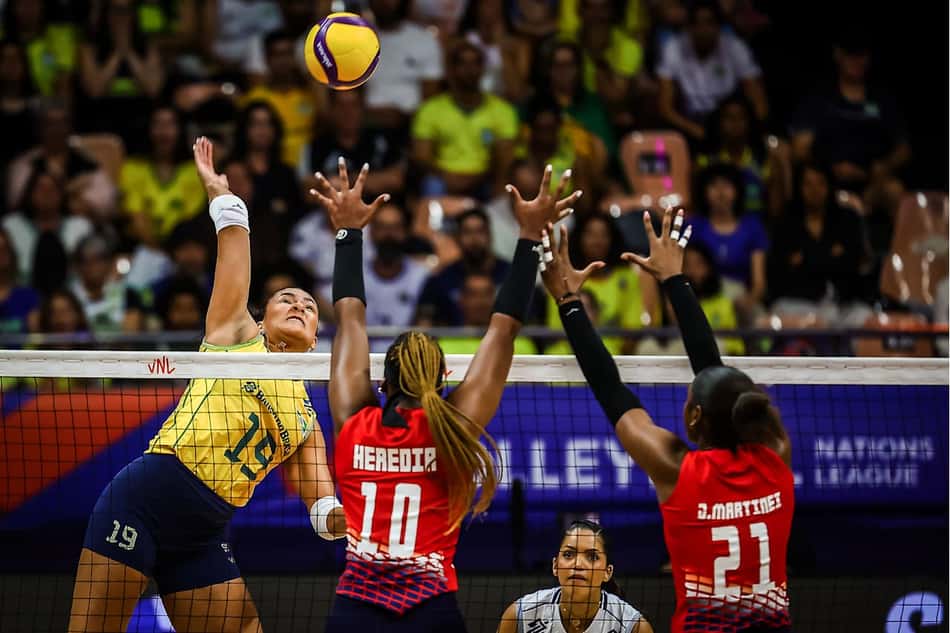 Tainara ataca em Brasil x República Dominicana pela VNL 2026 (Foto: Volleyball World)