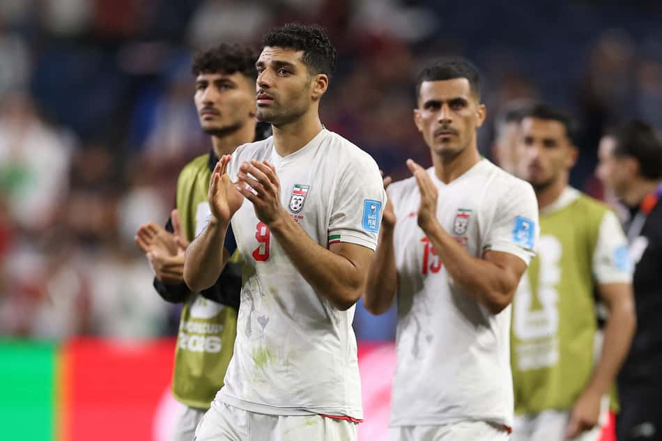 Mehdi Taremi, do Irã, aplaude os torcedores após o empate em 1 a 1 na partida do Grupo G da Copa do Mundo da FIFA 2026 entre Egito e Irã, no Seattle Stadium (Foto: Richard Heathcote/AFP)