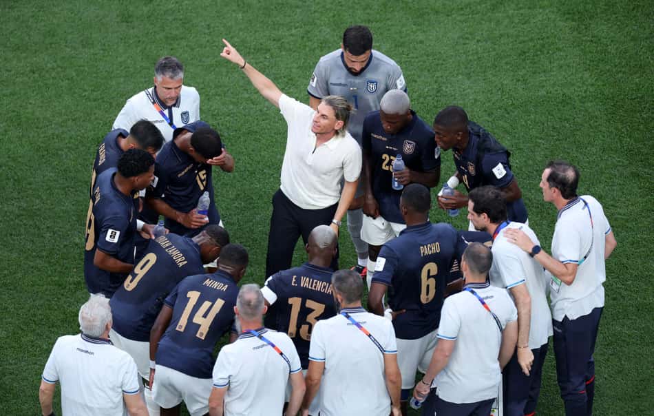 Técnico Beccacece, do Equador, dá orientações aos jogadores
