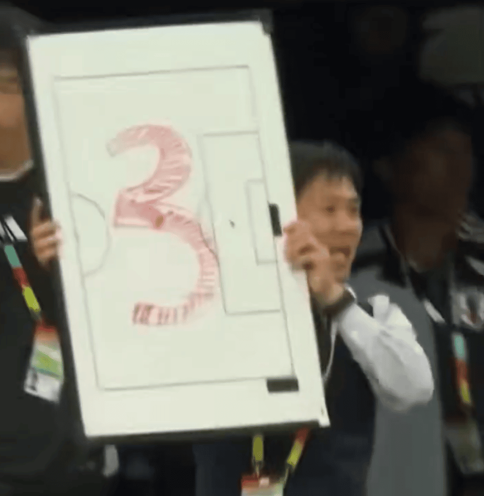 Técnico do Japão com a grande prancheta na beira do campo (Foto: Reprodução)