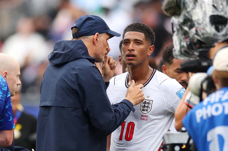 Thomas Tuchel coversa com Jude Bellingham no duelo entre Inglaterra e Gana pela Copa do Mundo