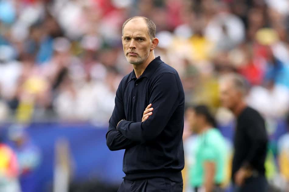 Thomas Tuchel, treinador da Inglaterra, de casaco preto, cruza os braços durante partida contra Gana, pela Copa do Mundo