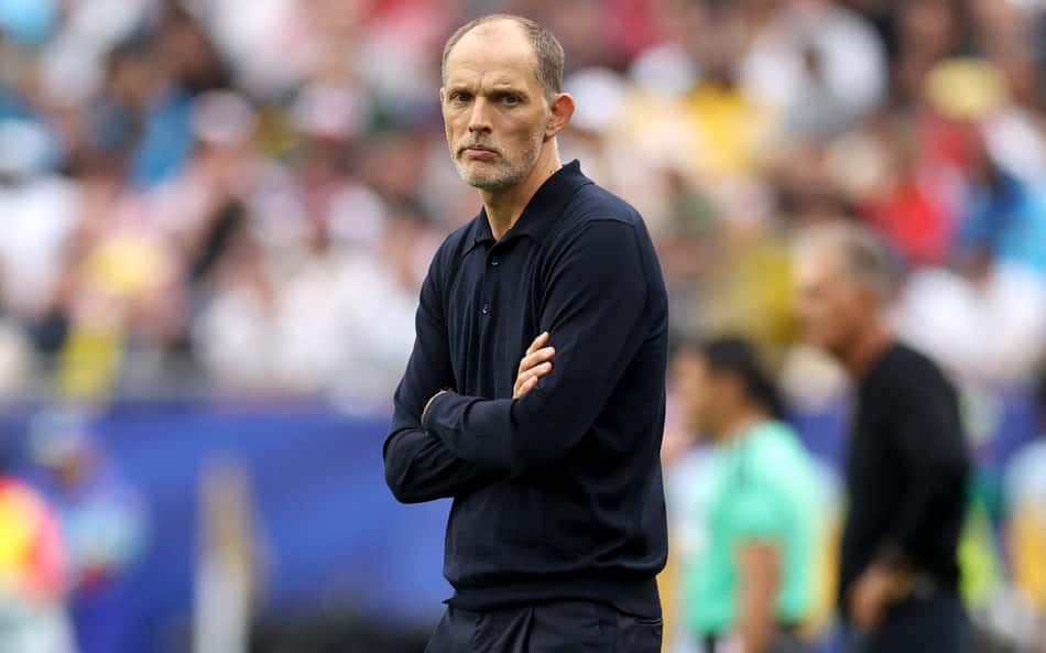 Thomas Tuchel, treinador da Inglaterra, de casaco preto, cruza os braços durante partida contra Gana, pela Copa do Mundo
