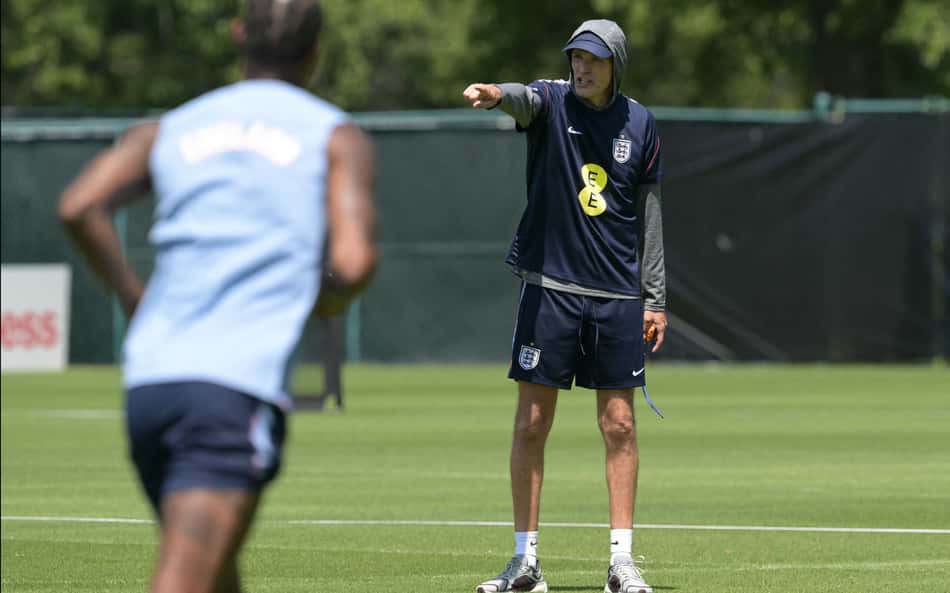 Thomas Tuchel usa moletom térmico em treino da Inglaterra antes de duelo pela Copa do Mundo (Foto: Juan MABROMATA / AFP)