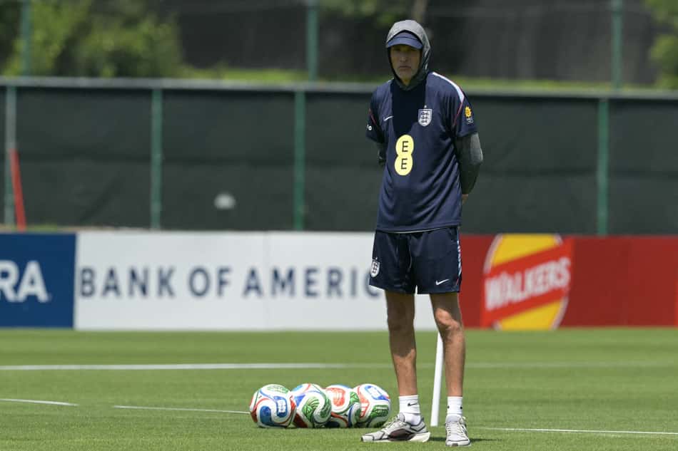 Thomas Tuchel usa moletom térmico em treino da Inglaterra antes de duelo pela Copa do Mundo (Foto: Juan MABROMATA / AFP)