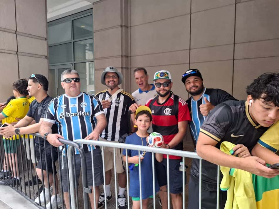 Pela manhã, grupo de torcedores do Brasil foi ao hotel da Seleção