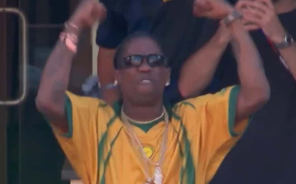Reação de Travis Scott ao gol de Vini Jr. enlouquece web: 'Igual maluco'