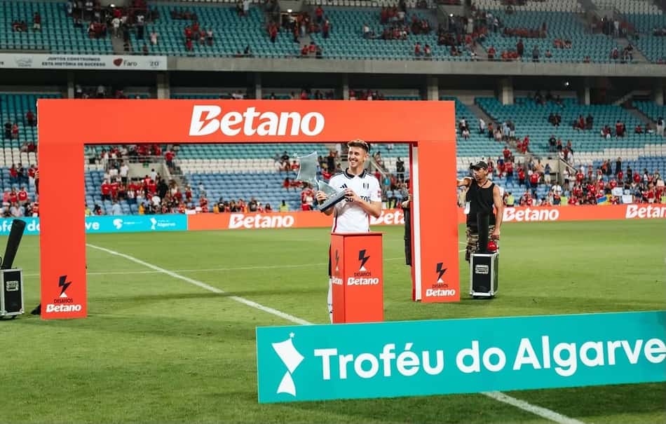 Jogador do Fulham segurando a taça do Troféu do Algarve, que o Flamengo disputará