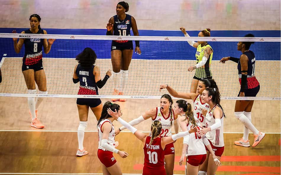 Sem Karakurt e com torcida contra, Turquia vence na estreia da VNL
