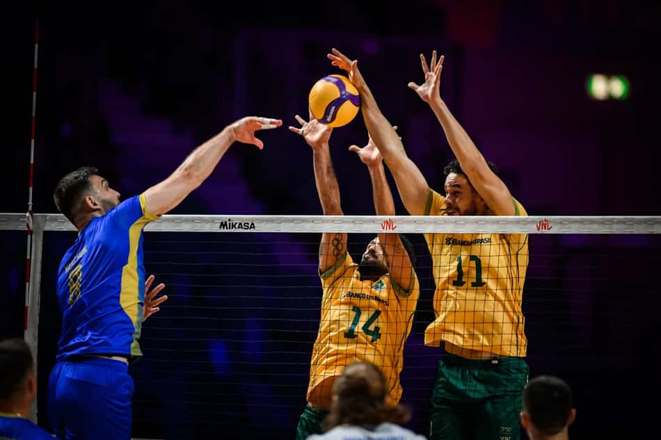 Bloqueio brasileiro em ação no duelo com a Ucrânia pela segunda semana da VNL masculina