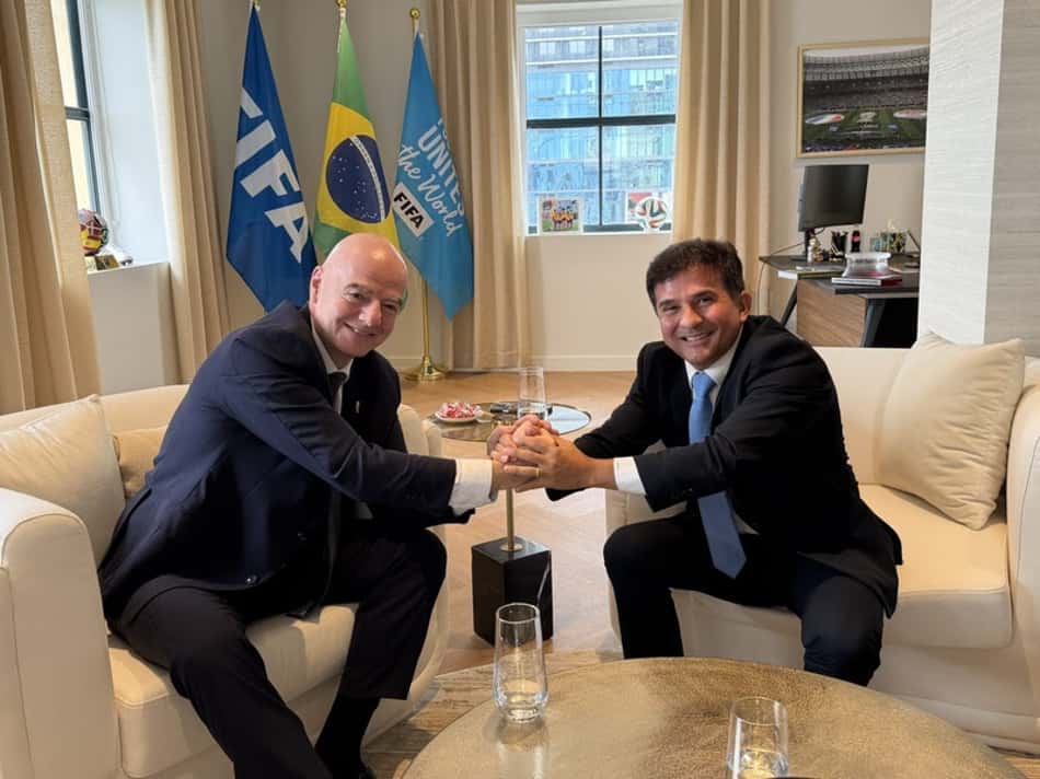 Paulo Henrique Cordeiro, ministro do Esporte do Brasil, ao lado de Gianni Infantino, presidente da Fifa, durante encontro nos Estados Unidos