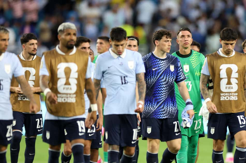 Jogadores do Uruguai, de camisa azul, deixam o gramado cabisbaixos após o empate com Cabo Verde na Copa do Mundo