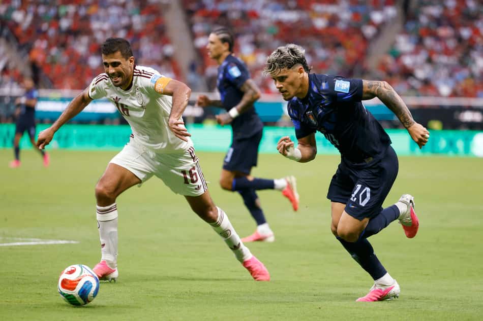 Jogadores da Espanha e Uruguai brigando pela bola
