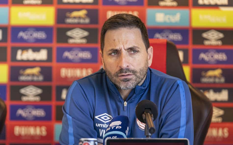 Vasco Matos, técnico do Santa Clara, durante entrevista coletiva