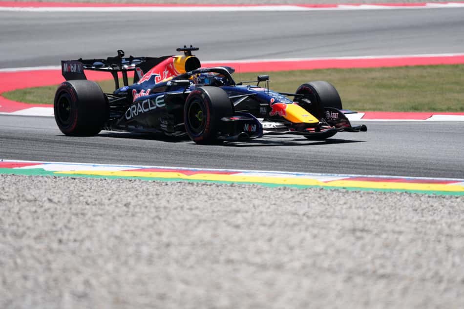 O piloto Max Verstappen, da Red Bull, no circuito da Catalunha