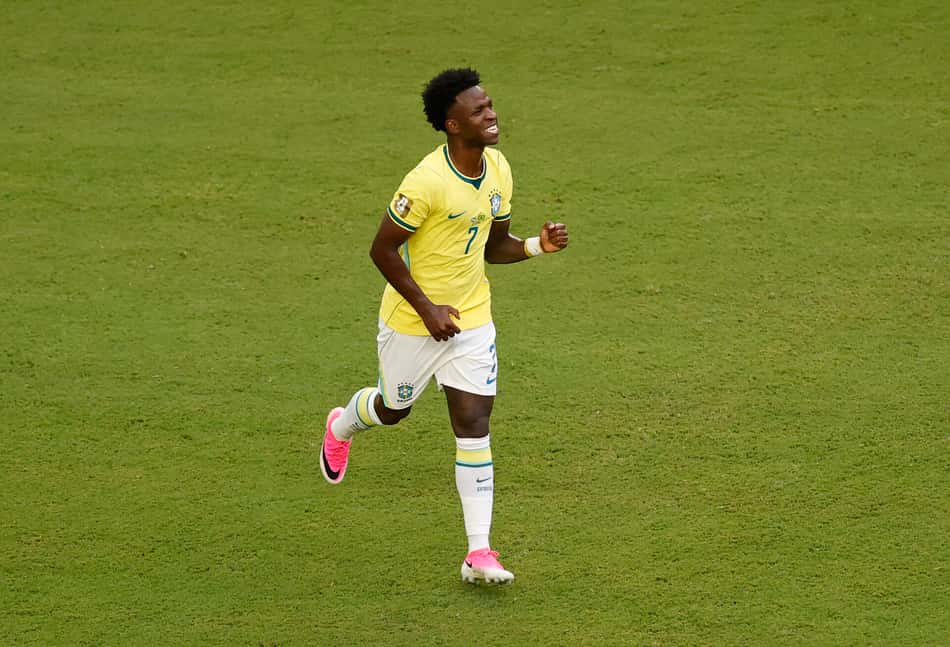 Vini Jr corre sorridente no gramado do Hard Rock Stadium, em Miami, nos Estados Unidos.