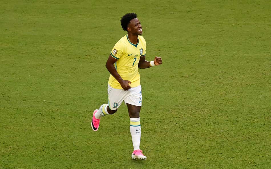 Vini Jr marca contra a Escócia e vira artilheiro da era Ancelotti na Seleção