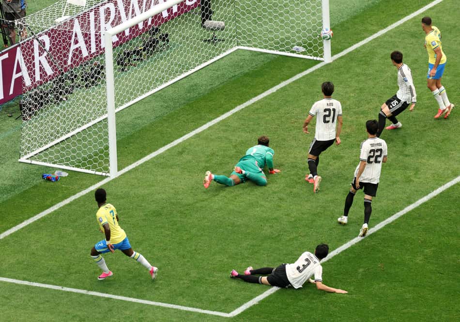 Vinicius Júnior, do Brasil, finaliza e perde uma chance contra Zion Suzuki, do Japão, durante a partida da fase de 32 da Copa do Mundo entre Brasil e Japão