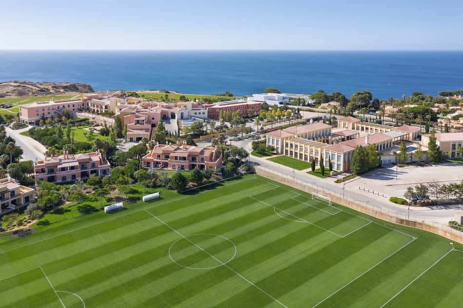 Campo de futebol do resort em que o Flamengo está hospedado em Portugal