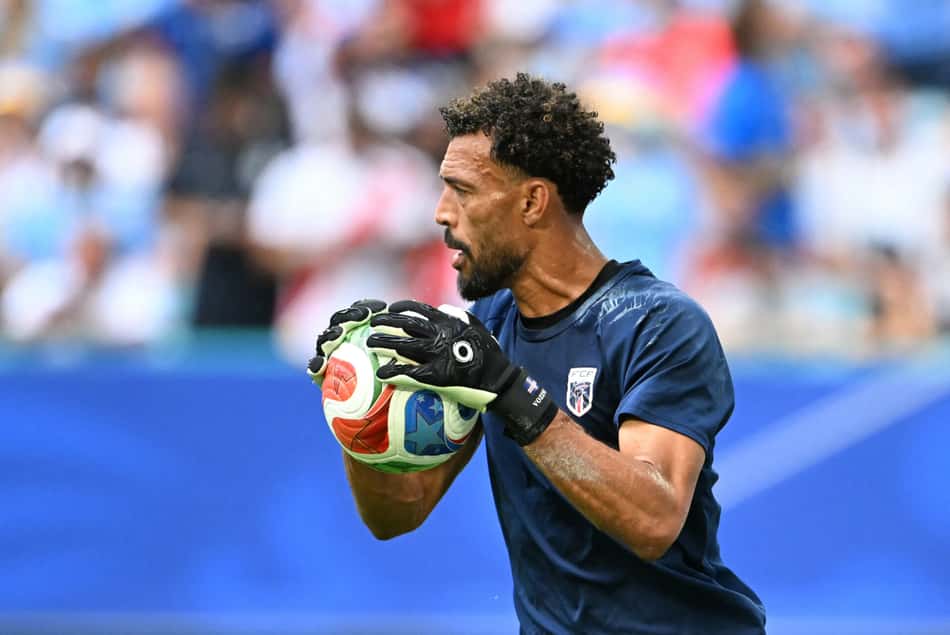 Vozinha no aquecimento para Cabo Verde x Uruguai pela Copa do Mundo