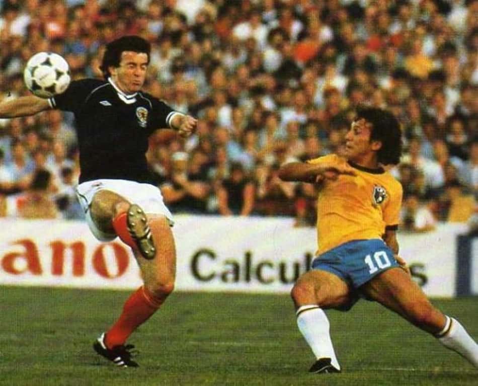 Zico em campo pelo Brasil na partida contra a Escócia na Copa de 1982