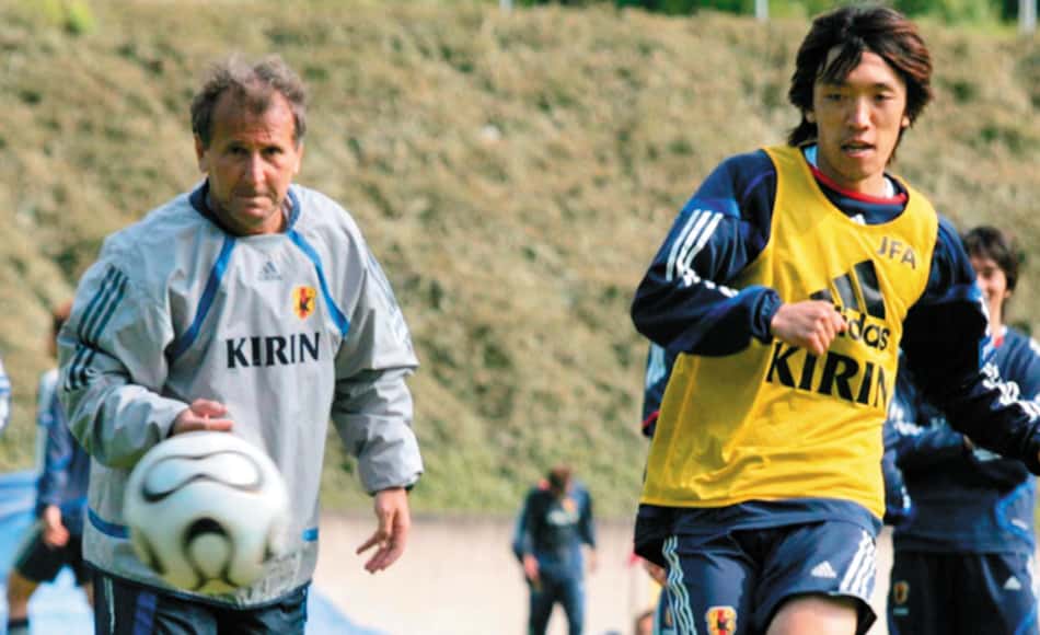 Zico em treino da seleção do Japão