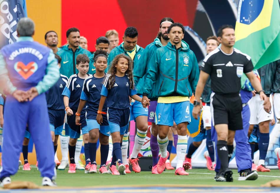 Seleção Brasileira entrando em campo em partida válida pela Copa do Mundo.