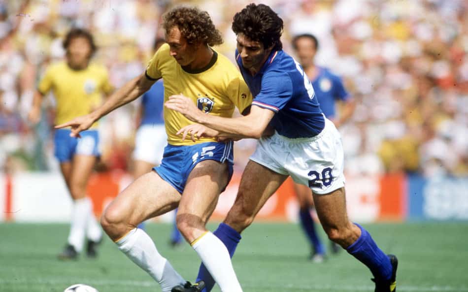 Fase Final da Copa do Mundo de 1982. Segunda Fase. Barcelona, Espanha. 5 de julho de 1982. Itália 3 x 2 Brasil. O brasileiro Falcão é desarmado pelo italiano Paolo Rossi