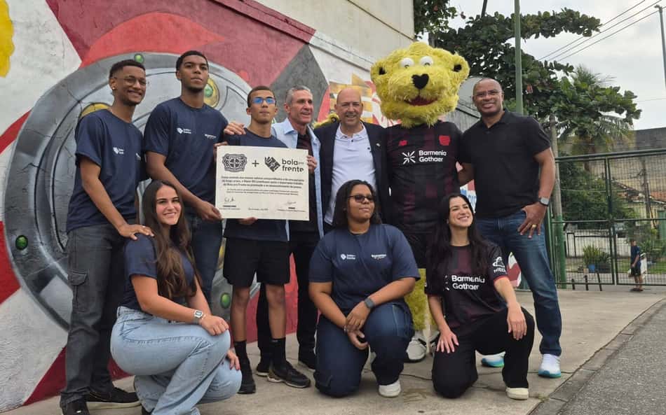 Bayer Leverkusen celebra parceria com Bola Pra Frente em Madureira