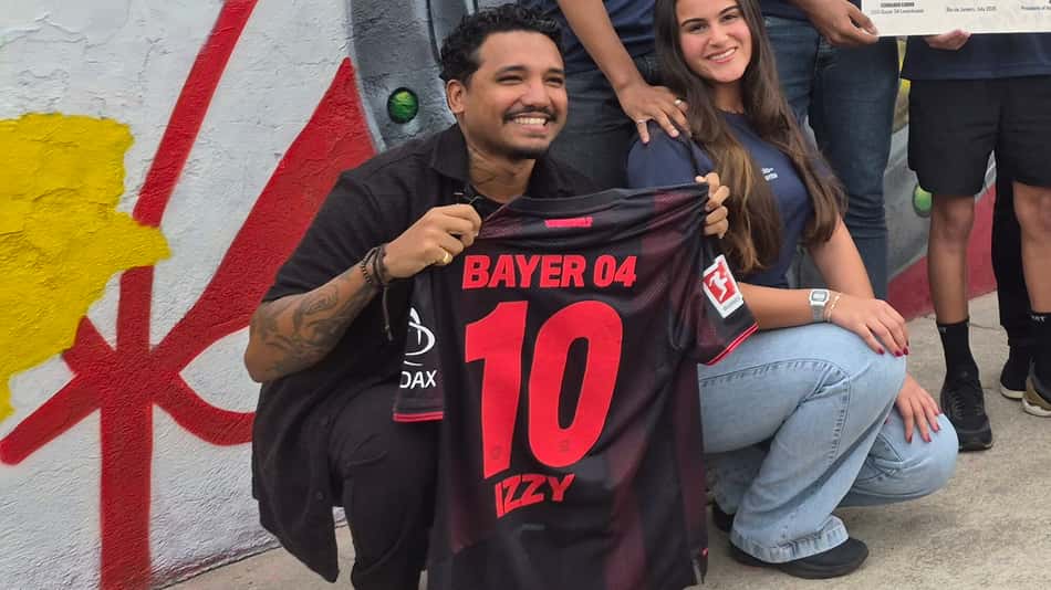 Muralista Igor Izy com a camisa do Bayer