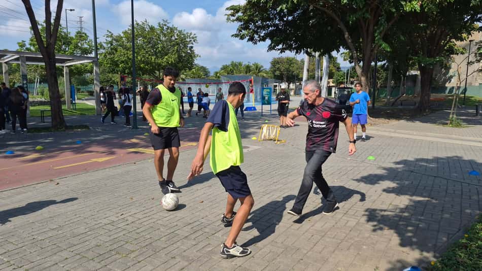 Jorginho joga bola com jovens em evento