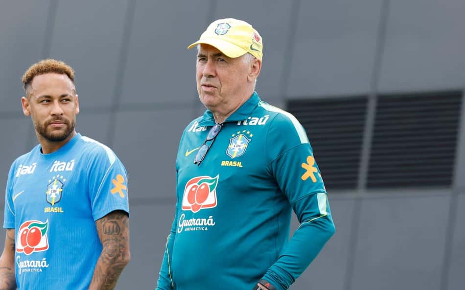 Neymar conversa com Ancelotti durante treino da Seleção (Foto: Rafael Ribeiro / CBF)