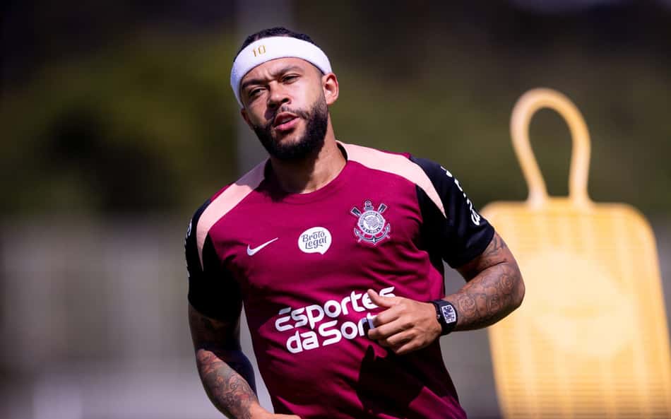 Memphis Depay durante treinamento no Corinthians