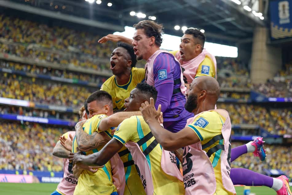 Grupo da Seleção Brasileira comemorando a classificação para as oitavas de final da Copa do Mundo.