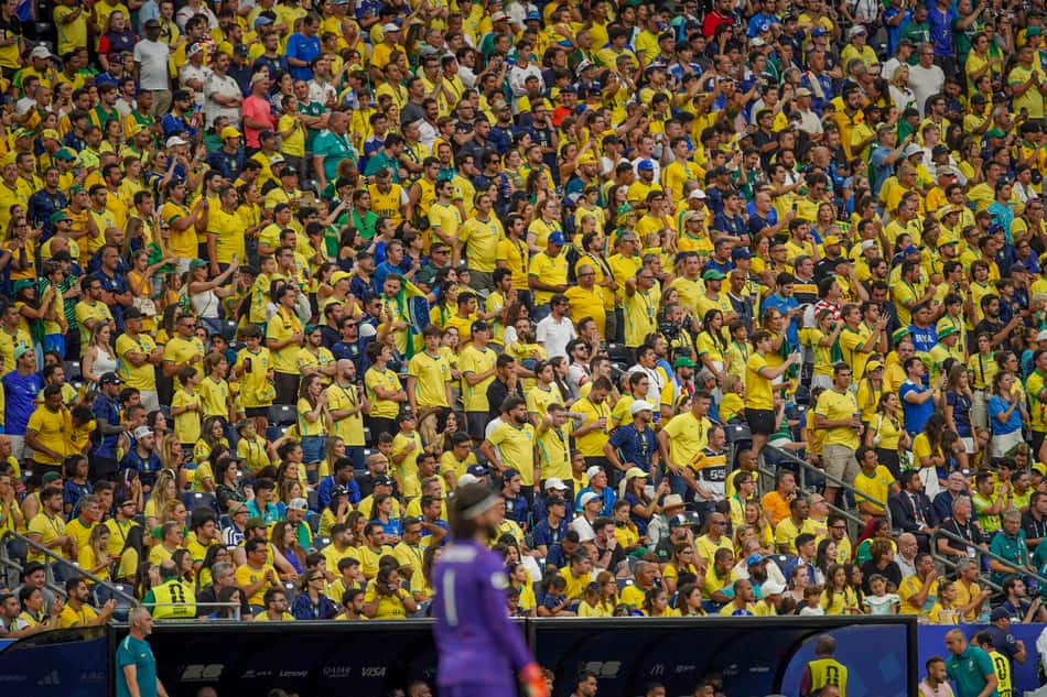 Torcida brasileira celebrando a classificação diante do Japão na Copa do Mundo.